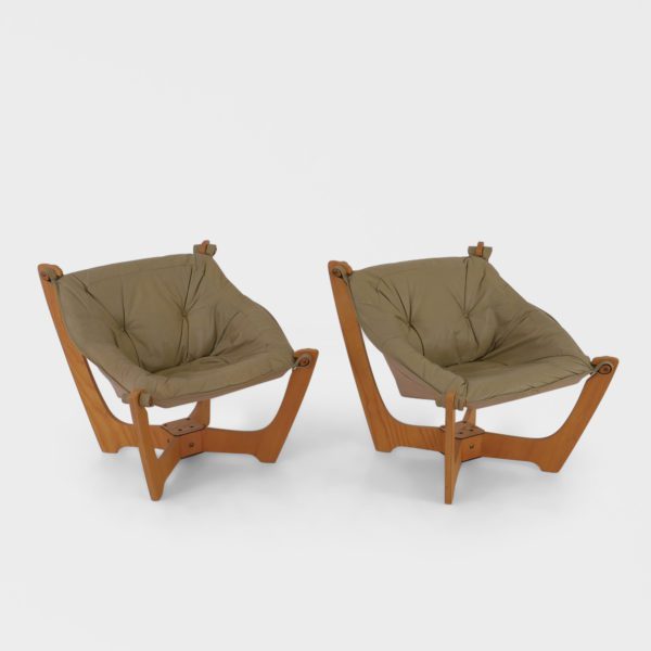 Lave "Luna" Lenestoler Designet av Odd Knutsen for Hellegjerde | Beige Skinn
