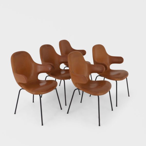 “JH15/Catch” Spisestuestoler av James Hayton for &Tradition | Cognac Skinn