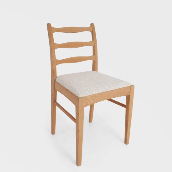 Vintage Spisestuestoler i Boucle og Kvistfri Furu - Image 4
