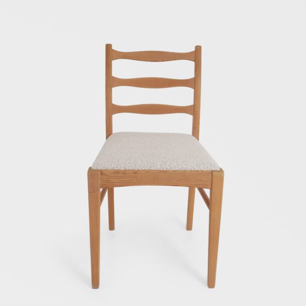 Vintage Spisestuestoler i Boucle og Kvistfri Furu - Image 3