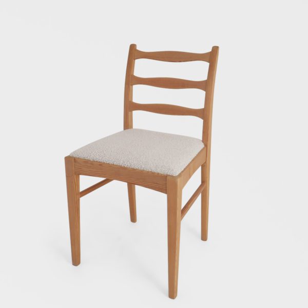 Vintage Spisestuestoler i Boucle og Kvistfri Furu - Image 2