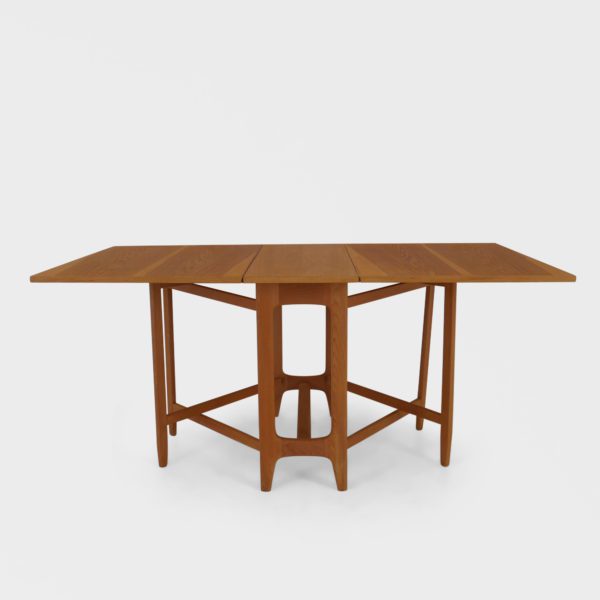“Klaffebord nr. 4” i Eik av Bendt Winge for Kleppes Møbelfabrikk