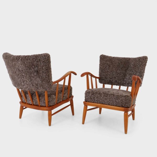 "Peisstol" Lenestoler attribuert Arnt Lande for Møller & Stokke | Nyomtrukket i Saueskinn